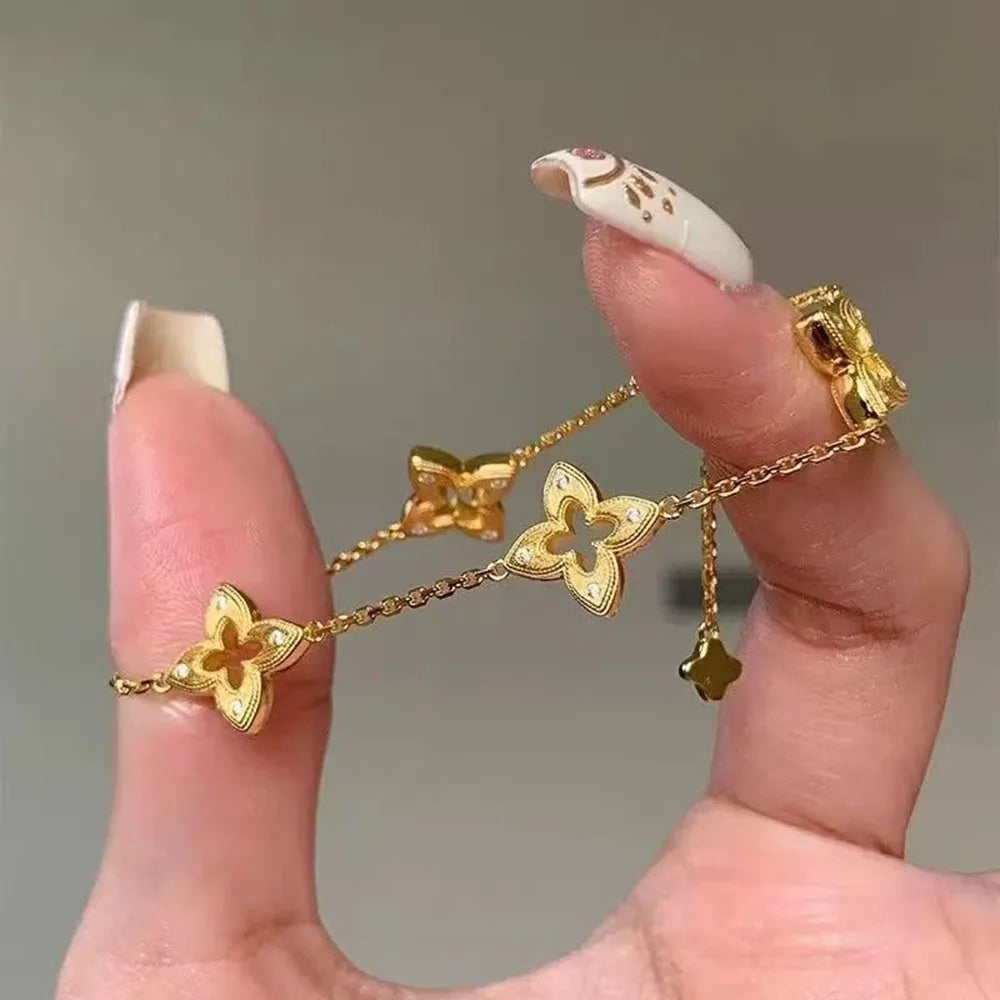 צמיד תלתן בעיצוב נקי