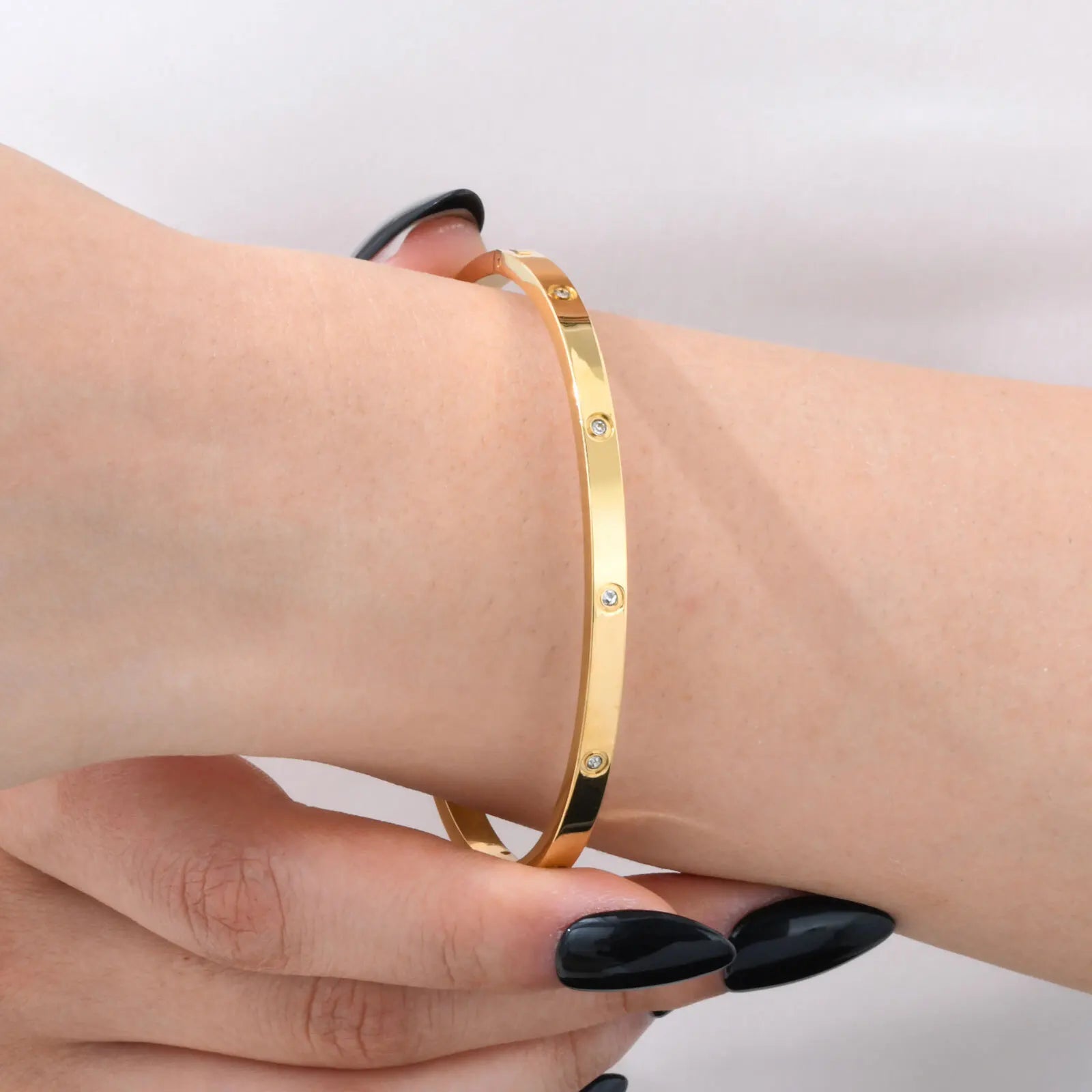 צמיד קשיח עם זירקון עגול